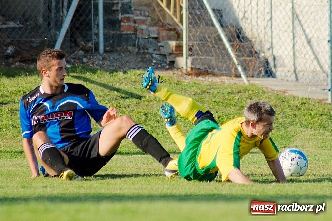 Zdjęcie w galerii na portalu naszraciborz.pl: B klasa: Koziołki niestraszne Chałupkom. Kapitan pokazał jak strzelać wiadomości z regionu