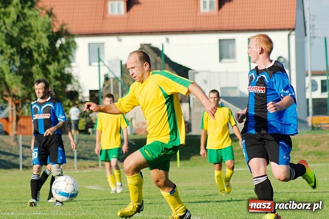 Zdjęcie w galerii na portalu naszraciborz.pl: B klasa: Koziołki niestraszne Chałupkom. Kapitan pokazał jak strzelać wiadomości z regionu