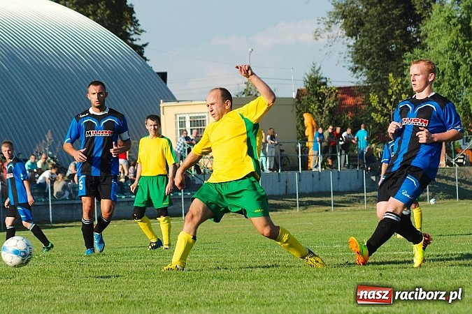 Zdjęcie w galerii na portalu naszraciborz.pl: B klasa: Koziołki niestraszne Chałupkom. Kapitan pokazał jak strzelać wiadomości z regionu