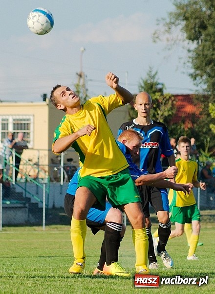 Zdjęcie w galerii na portalu naszraciborz.pl: B klasa: Koziołki niestraszne Chałupkom. Kapitan pokazał jak strzelać wiadomości z regionu
