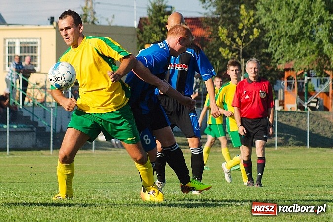 Zdjęcie w galerii na portalu naszraciborz.pl: B klasa: Koziołki niestraszne Chałupkom. Kapitan pokazał jak strzelać wiadomości z regionu
