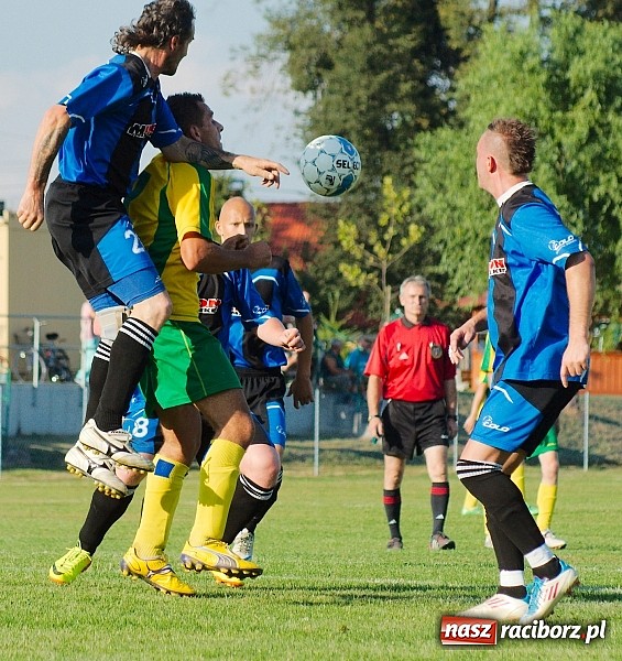 Zdjęcie w galerii na portalu naszraciborz.pl: B klasa: Koziołki niestraszne Chałupkom. Kapitan pokazał jak strzelać wiadomości z regionu
