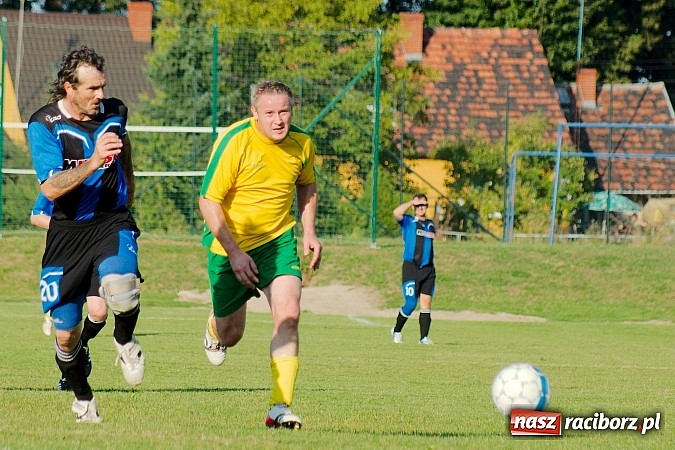 Zdjęcie w galerii na portalu naszraciborz.pl: B klasa: Koziołki niestraszne Chałupkom. Kapitan pokazał jak strzelać wiadomości z regionu