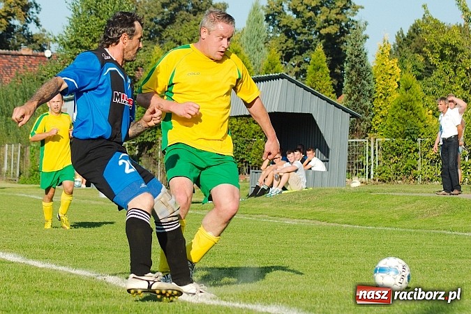 Zdjęcie w galerii na portalu naszraciborz.pl: B klasa: Koziołki niestraszne Chałupkom. Kapitan pokazał jak strzelać wiadomości z regionu