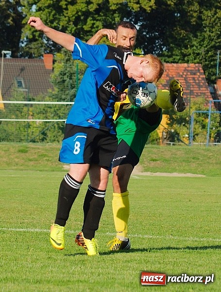 Zdjęcie w galerii na portalu naszraciborz.pl: B klasa: Koziołki niestraszne Chałupkom. Kapitan pokazał jak strzelać wiadomości z regionu