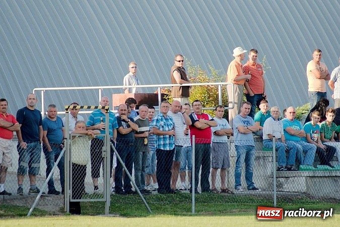 Zdjęcie w galerii na portalu naszraciborz.pl: B klasa: Koziołki niestraszne Chałupkom. Kapitan pokazał jak strzelać wiadomości z regionu