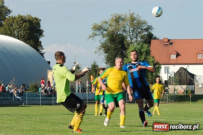 Zdjęcie w galerii na portalu naszraciborz.pl: B klasa: Koziołki niestraszne Chałupkom. Kapitan pokazał jak strzelać wiadomości z regionu