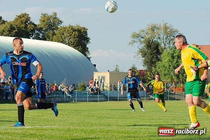 Zdjęcie w galerii na portalu naszraciborz.pl: B klasa: Koziołki niestraszne Chałupkom. Kapitan pokazał jak strzelać wiadomości z regionu