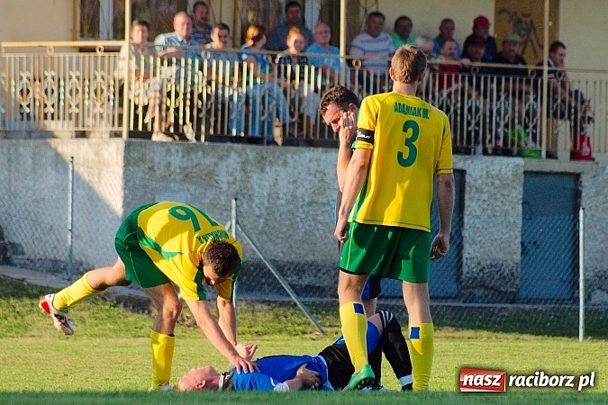 Zdjęcie w galerii na portalu naszraciborz.pl: B klasa: Koziołki niestraszne Chałupkom. Kapitan pokazał jak strzelać wiadomości z regionu