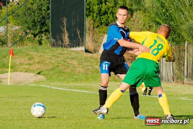 Zdjęcie w galerii na portalu naszraciborz.pl: B klasa: Koziołki niestraszne Chałupkom. Kapitan pokazał jak strzelać wiadomości z regionu