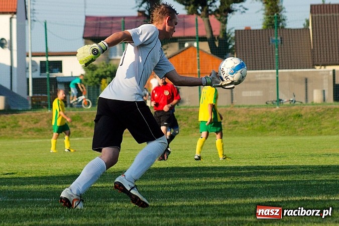 Zdjęcie w galerii na portalu naszraciborz.pl: B klasa: Koziołki niestraszne Chałupkom. Kapitan pokazał jak strzelać wiadomości z regionu
