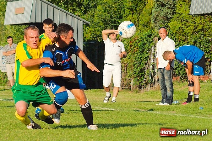 Zdjęcie w galerii na portalu naszraciborz.pl: B klasa: Koziołki niestraszne Chałupkom. Kapitan pokazał jak strzelać wiadomości z regionu
