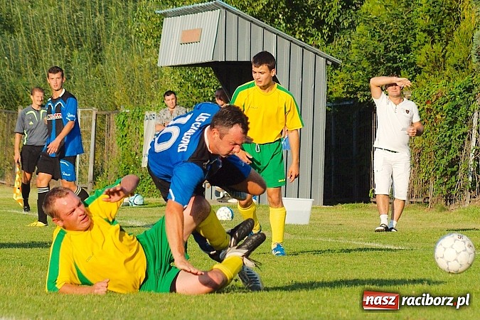 Zdjęcie w galerii na portalu naszraciborz.pl: B klasa: Koziołki niestraszne Chałupkom. Kapitan pokazał jak strzelać wiadomości z regionu
