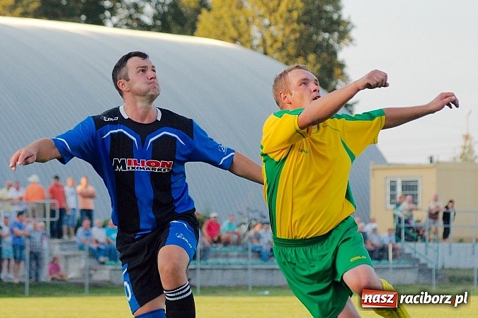 Zdjęcie w galerii na portalu naszraciborz.pl: B klasa: Koziołki niestraszne Chałupkom. Kapitan pokazał jak strzelać wiadomości z regionu