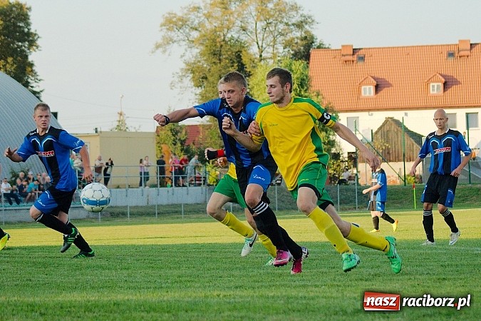 Zdjęcie w galerii na portalu naszraciborz.pl: B klasa: Koziołki niestraszne Chałupkom. Kapitan pokazał jak strzelać wiadomości z regionu