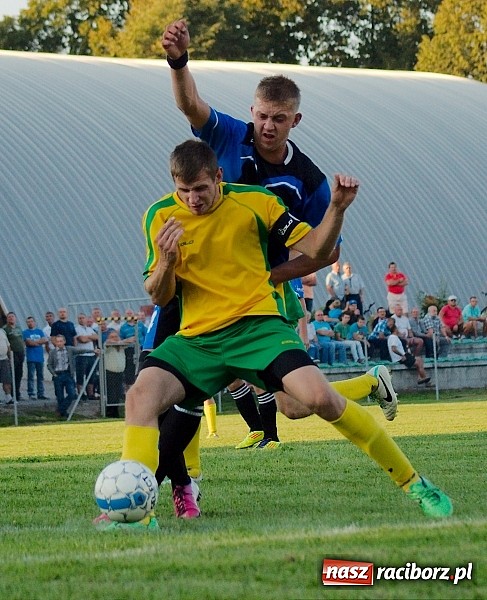 Zdjęcie w galerii na portalu naszraciborz.pl: B klasa: Koziołki niestraszne Chałupkom. Kapitan pokazał jak strzelać wiadomości z regionu