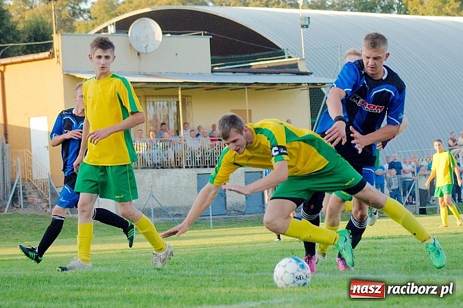 Zdjęcie w galerii na portalu naszraciborz.pl: B klasa: Koziołki niestraszne Chałupkom. Kapitan pokazał jak strzelać wiadomości z regionu
