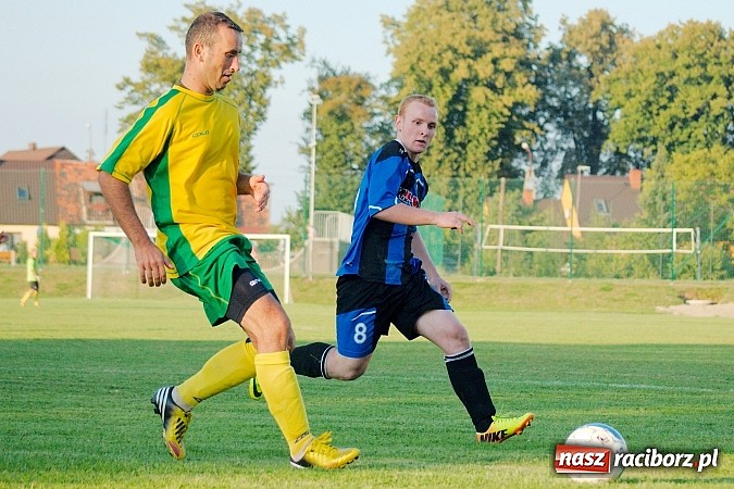 Zdjęcie w galerii na portalu naszraciborz.pl: B klasa: Koziołki niestraszne Chałupkom. Kapitan pokazał jak strzelać wiadomości z regionu