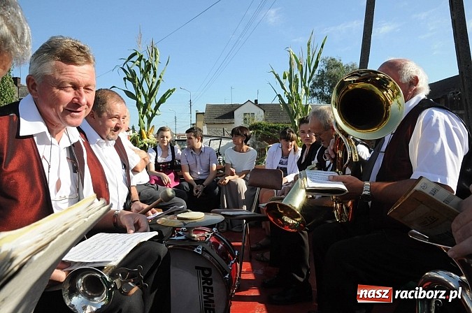 Zdjęcie w galerii na portalu naszraciborz.pl: W Krowiarkach dziękują dziś za plony wiadomości z regionu