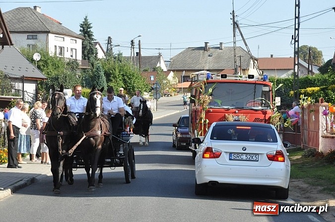 Zdjęcie w galerii na portalu naszraciborz.pl: W Krowiarkach dziękują dziś za plony wiadomości z regionu