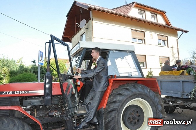 Zdjęcie w galerii na portalu naszraciborz.pl: W Krowiarkach dziękują dziś za plony wiadomości z regionu