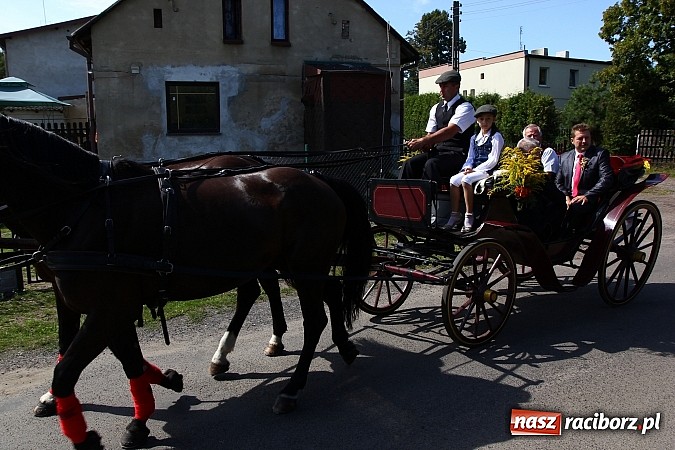 Zdjęcie w galerii na portalu naszraciborz.pl: Kolorowy korowód na dożynkach w Rzuchowie wiadomości z regionu