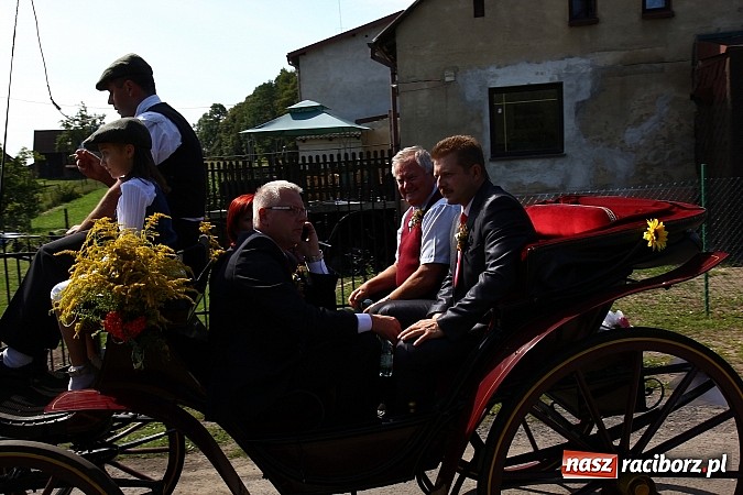 Zdjęcie w galerii na portalu naszraciborz.pl: Kolorowy korowód na dożynkach w Rzuchowie wiadomości z regionu