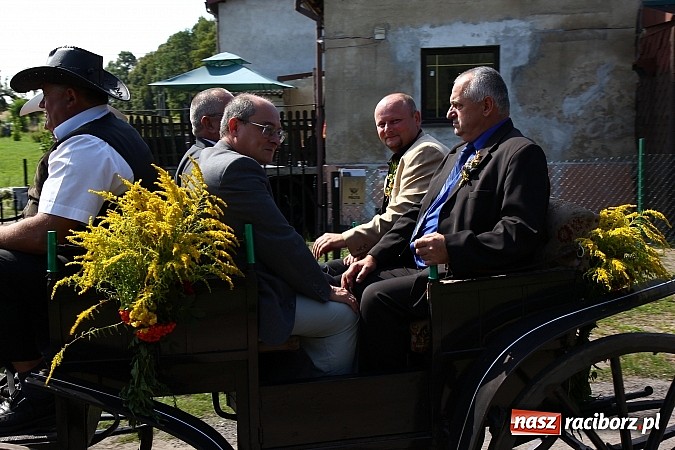 Zdjęcie w galerii na portalu naszraciborz.pl: Kolorowy korowód na dożynkach w Rzuchowie wiadomości z regionu
