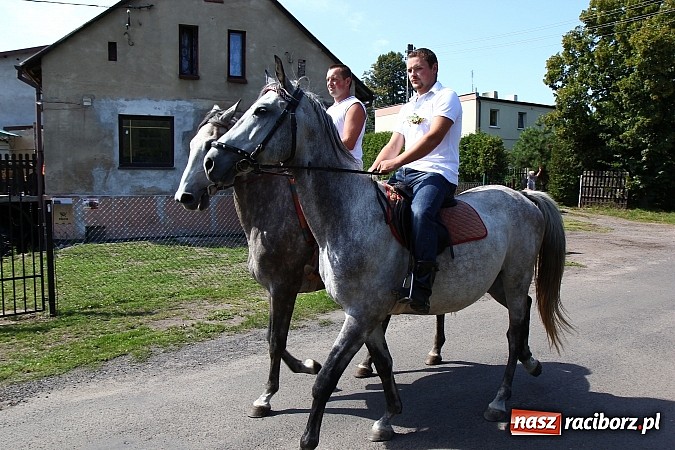 Zdjęcie w galerii na portalu naszraciborz.pl: Kolorowy korowód na dożynkach w Rzuchowie wiadomości z regionu