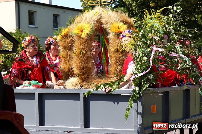 Zdjęcie w galerii na portalu naszraciborz.pl: Kolorowy korowód na dożynkach w Rzuchowie wiadomości z regionu