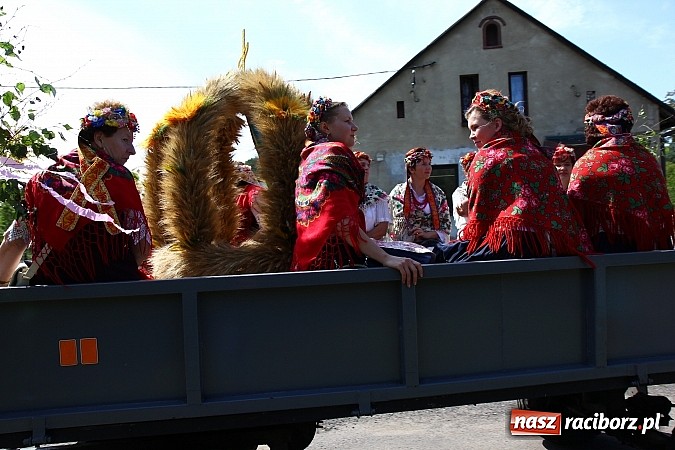 Zdjęcie w galerii na portalu naszraciborz.pl: Kolorowy korowód na dożynkach w Rzuchowie wiadomości z regionu