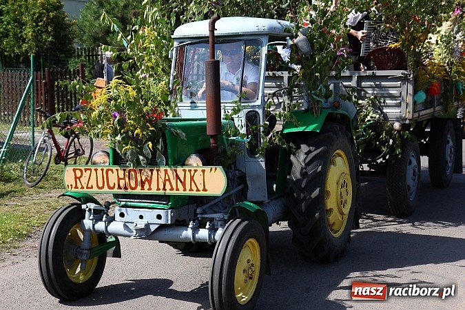 Zdjęcie w galerii na portalu naszraciborz.pl: Kolorowy korowód na dożynkach w Rzuchowie wiadomości z regionu