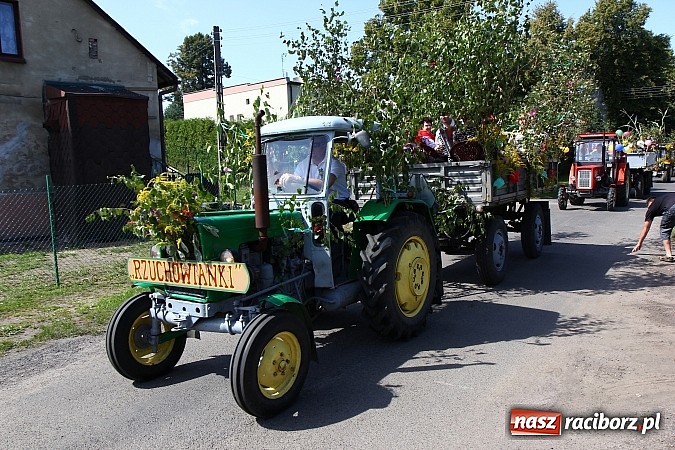 Zdjęcie w galerii na portalu naszraciborz.pl: Kolorowy korowód na dożynkach w Rzuchowie wiadomości z regionu