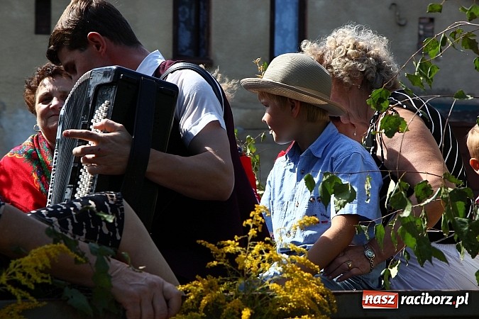 Zdjęcie w galerii na portalu naszraciborz.pl: Kolorowy korowód na dożynkach w Rzuchowie wiadomości z regionu