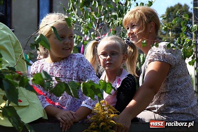 Zdjęcie w galerii na portalu naszraciborz.pl: Kolorowy korowód na dożynkach w Rzuchowie wiadomości z regionu