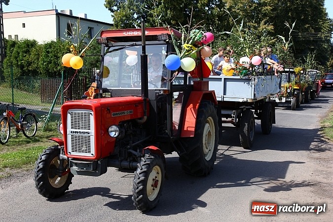 Zdjęcie w galerii na portalu naszraciborz.pl: Kolorowy korowód na dożynkach w Rzuchowie wiadomości z regionu