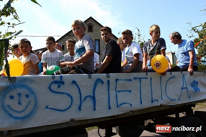 Zdjęcie w galerii na portalu naszraciborz.pl: Kolorowy korowód na dożynkach w Rzuchowie wiadomości z regionu