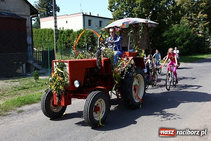 Zdjęcie w galerii na portalu naszraciborz.pl: Kolorowy korowód na dożynkach w Rzuchowie wiadomości z regionu