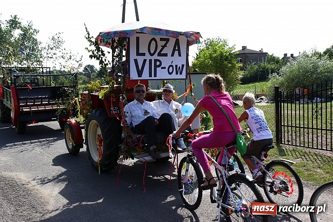 Zdjęcie w galerii na portalu naszraciborz.pl: Kolorowy korowód na dożynkach w Rzuchowie wiadomości z regionu