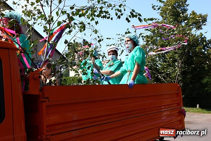 Zdjęcie w galerii na portalu naszraciborz.pl: Kolorowy korowód na dożynkach w Rzuchowie wiadomości z regionu