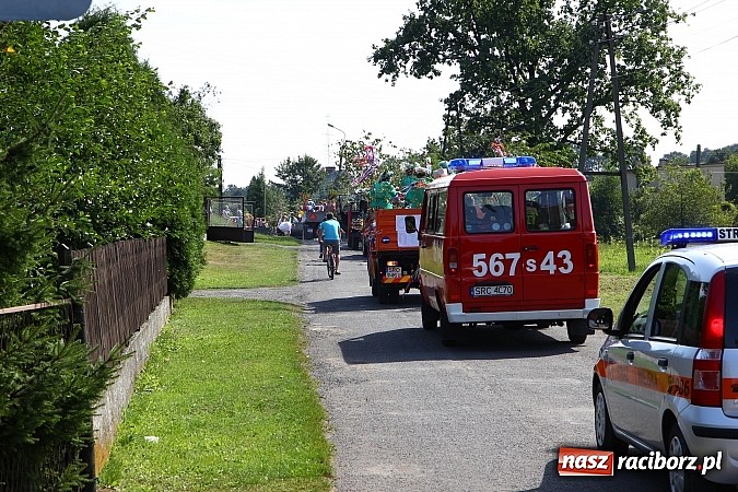 Zdjęcie w galerii na portalu naszraciborz.pl: Kolorowy korowód na dożynkach w Rzuchowie wiadomości z regionu