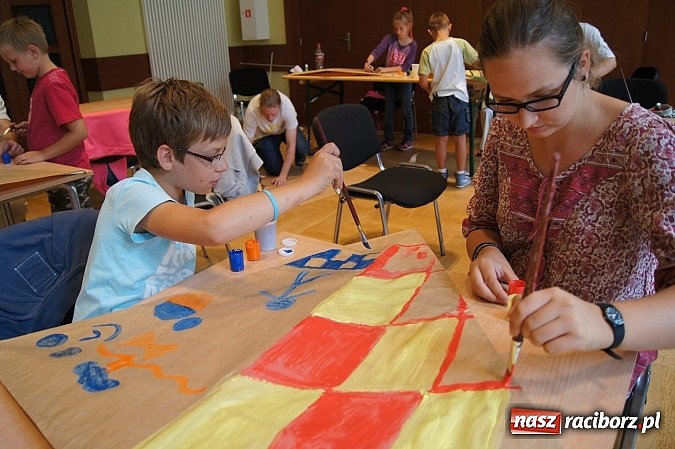 Zdjęcie w galerii na portalu naszraciborz.pl: W RCK-u projektują latawce wiadomości z regionu
