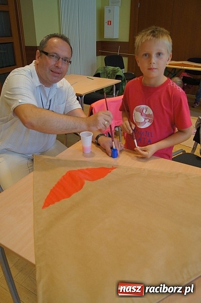 Zdjęcie w galerii na portalu naszraciborz.pl: W RCK-u projektują latawce wiadomości z regionu