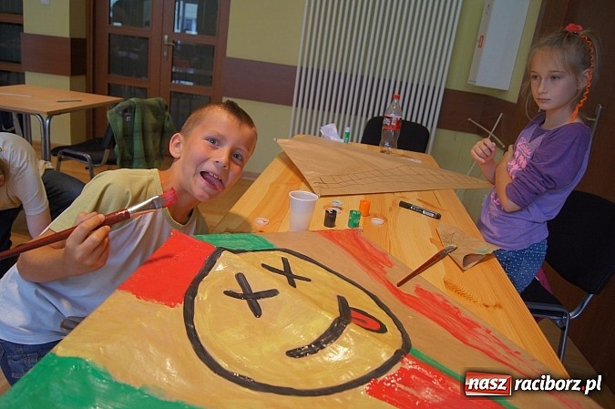 Zdjęcie w galerii na portalu naszraciborz.pl: W RCK-u projektują latawce wiadomości z regionu