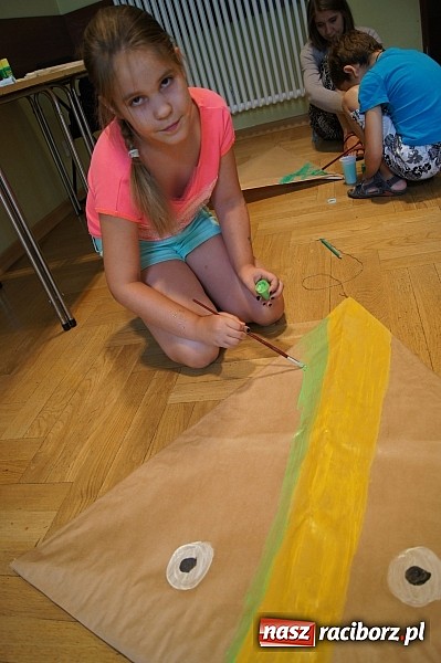 Zdjęcie w galerii na portalu naszraciborz.pl: W RCK-u projektują latawce wiadomości z regionu