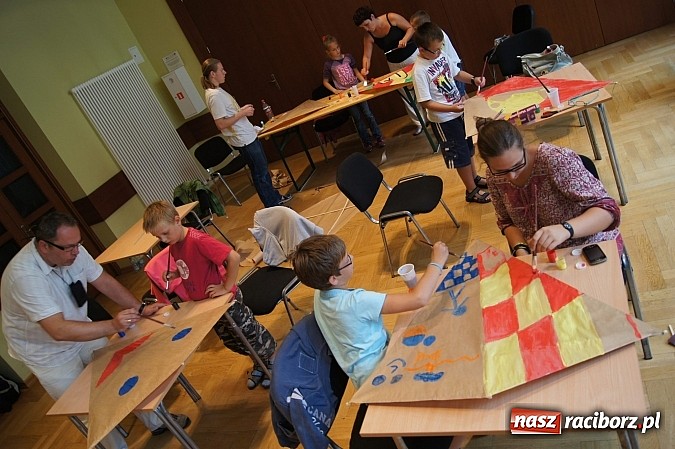 Zdjęcie w galerii na portalu naszraciborz.pl: W RCK-u projektują latawce wiadomości z regionu