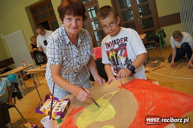 Zdjęcie w galerii na portalu naszraciborz.pl: W RCK-u projektują latawce wiadomości z regionu