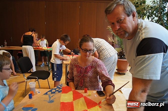 Zdjęcie w galerii na portalu naszraciborz.pl: W RCK-u projektują latawce wiadomości z regionu