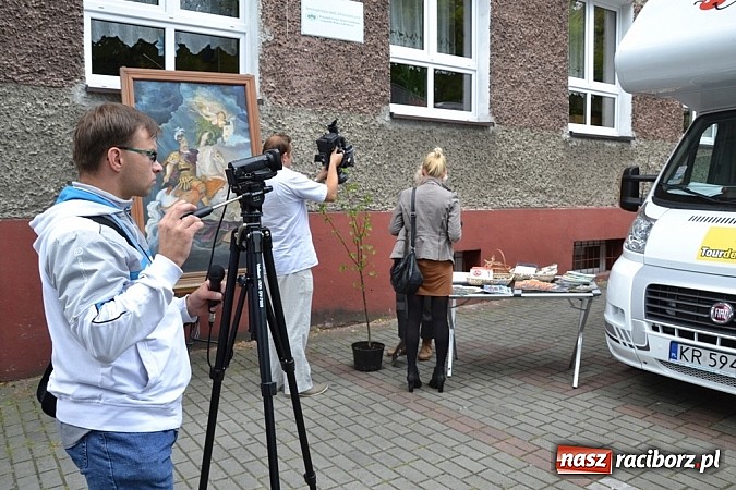 Zdjęcie w galerii na portalu naszraciborz.pl: Idą szlakiem Sobieskiego i sadzą lipy wiadomości z regionu