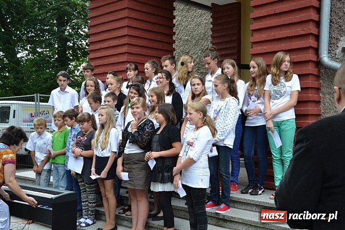 Zdjęcie w galerii na portalu naszraciborz.pl: Idą szlakiem Sobieskiego i sadzą lipy wiadomości z regionu